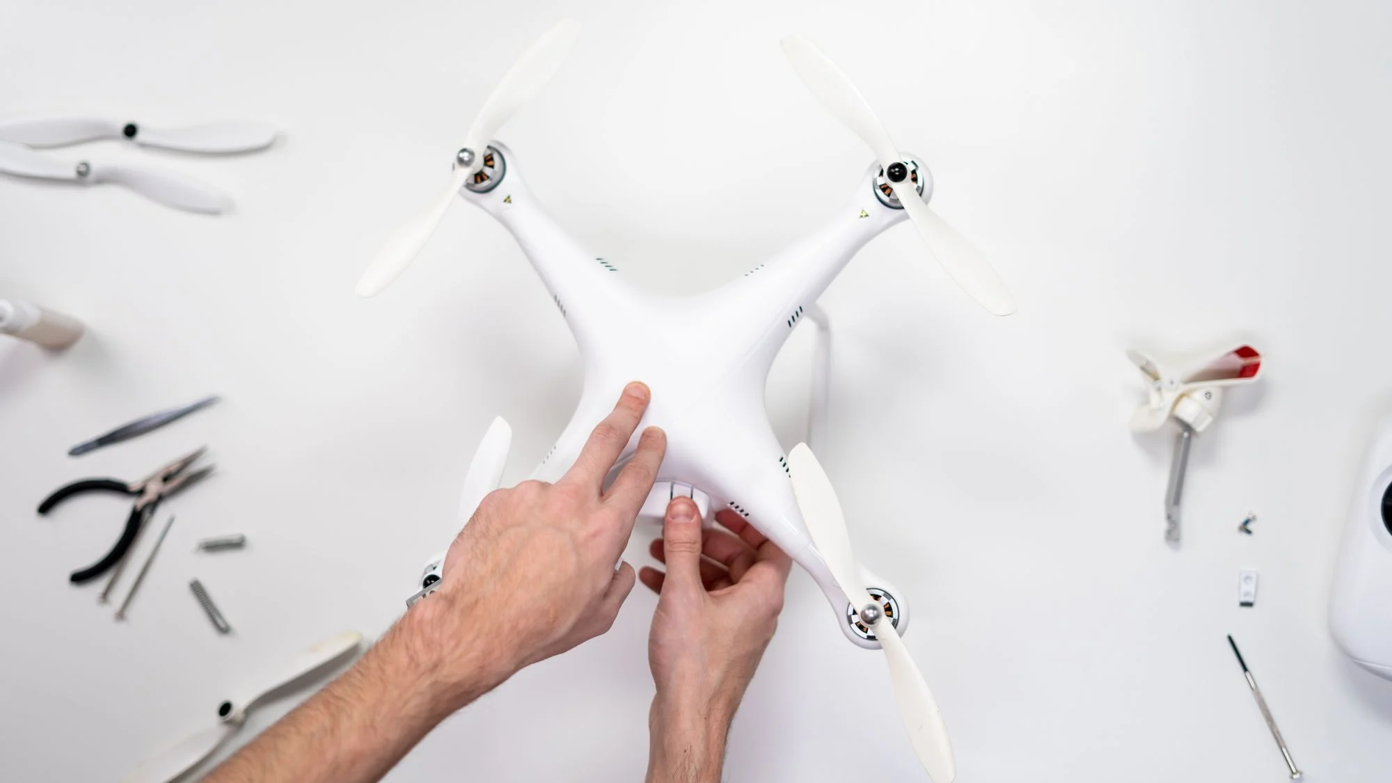 Revisión de hélices y equipo antes de volar un dron — Armando Colina Rojas, piloto de drones