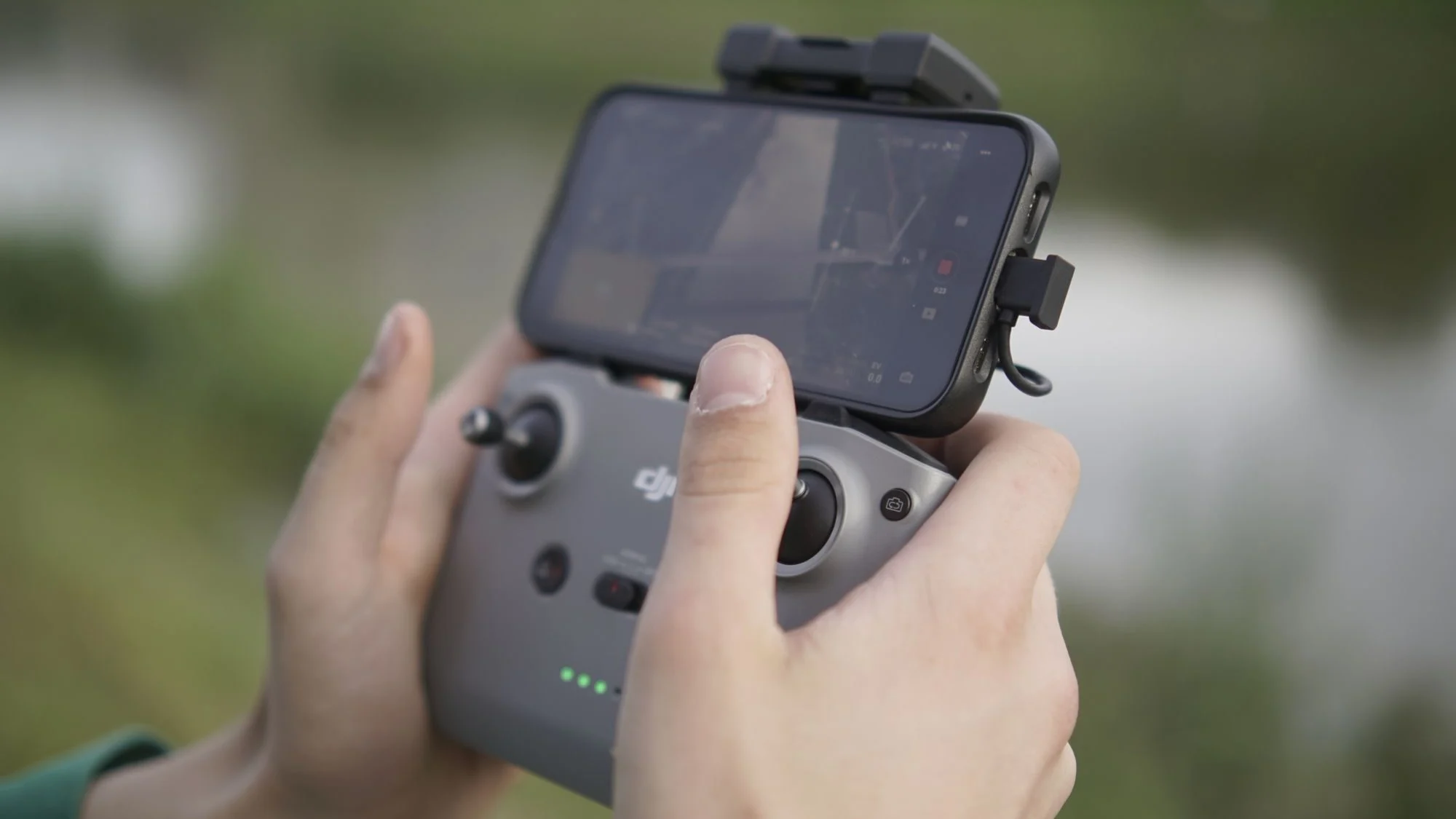 Control remoto de un dron DJI en vuelo — Armando Colina Rojas, piloto de drones