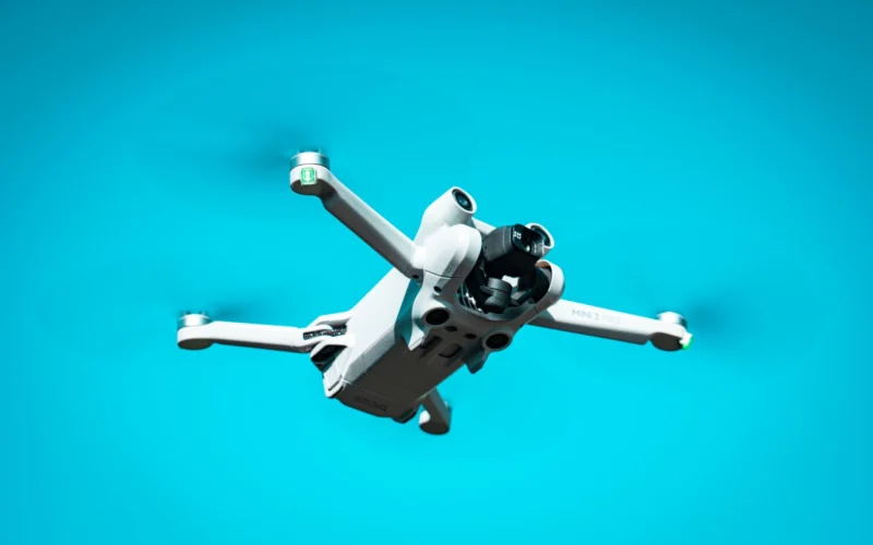 Dron en vuelo sobre cielo azul para contenido de marca — Armando Colina Rojas, piloto de drones
