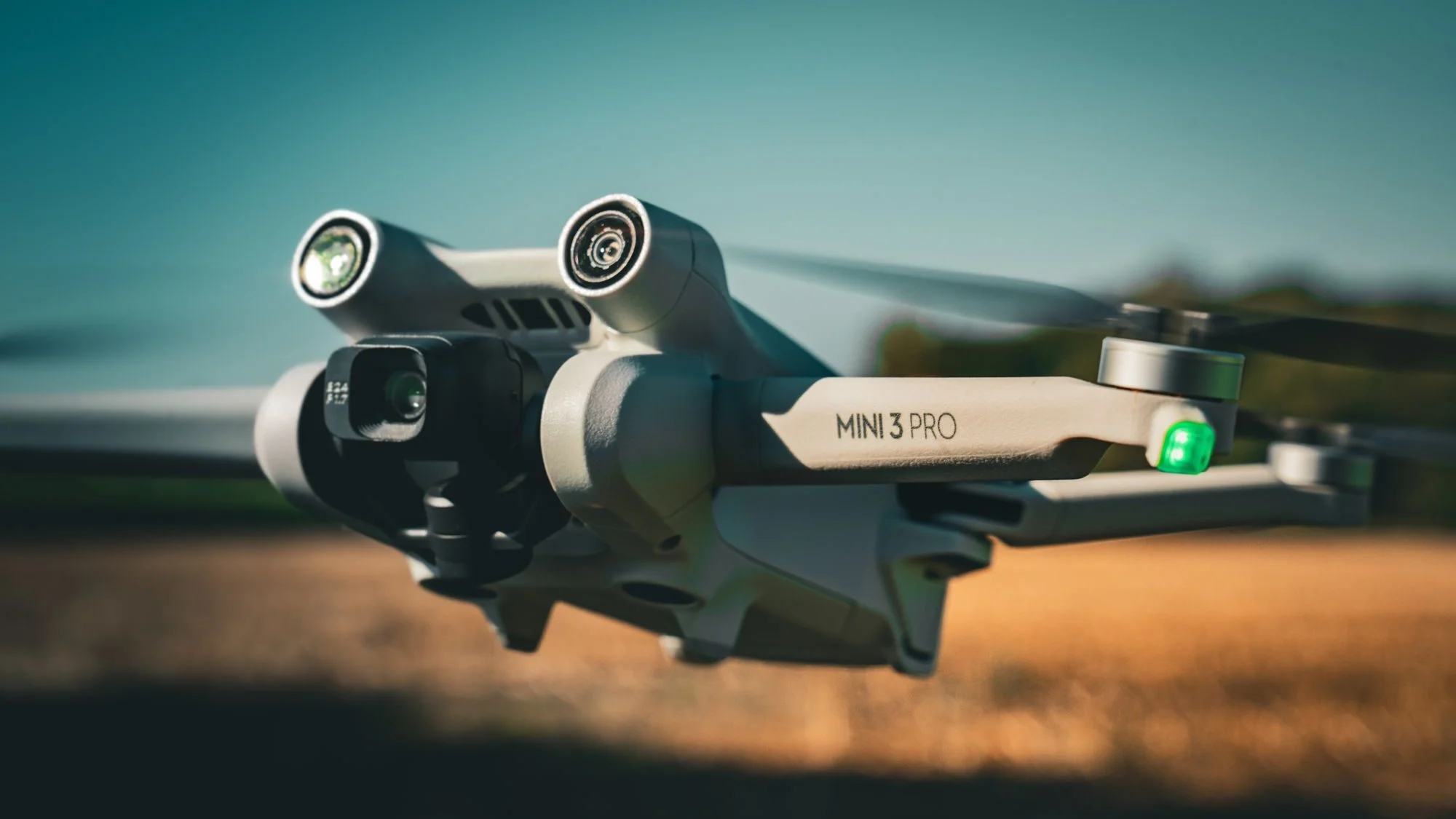 Dron DJI de la serie Mavic en vuelo al anochecer — Armando Colina Rojas, piloto de drones