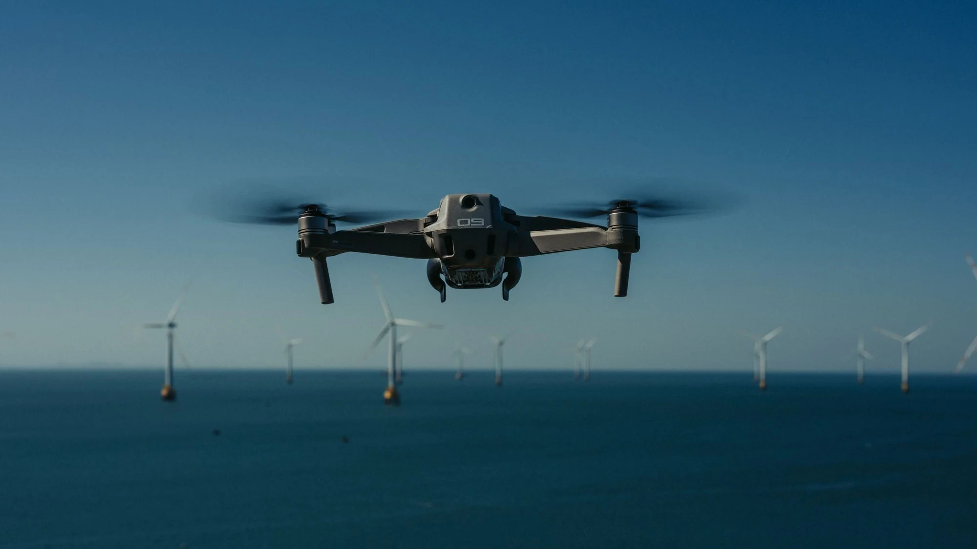 Dron sobrevolando un parque eólico marino para inspección — Armando Colina Rojas, piloto de drones