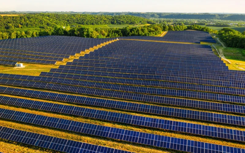 Vista aérea de una planta de paneles solares — Armando Colina Rojas, piloto de drones