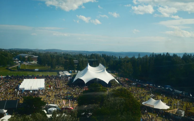 Vista aérea de un festival al aire libre — Armando Colina Rojas, piloto de drones